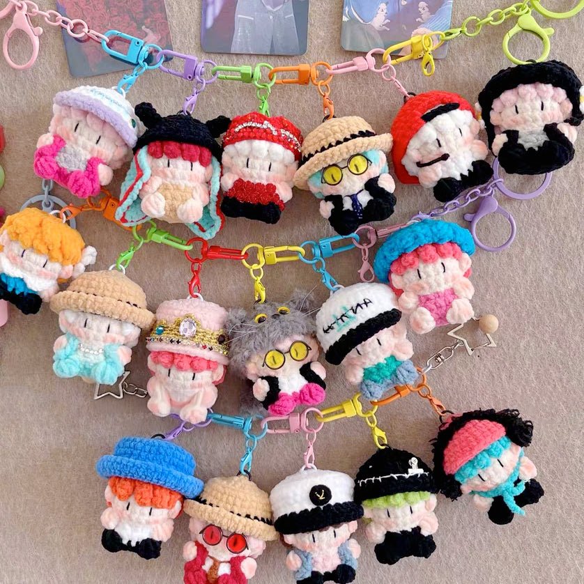 Art Toy Familia - Bigbang G - Dragon Crochet Doll Keychain, Kpop Handmade Chibi Amigurumi Doll Gift, C010 Red Suit